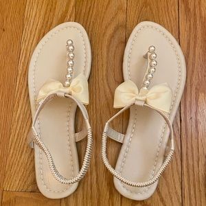 Brand new sandals with bow and pearls
